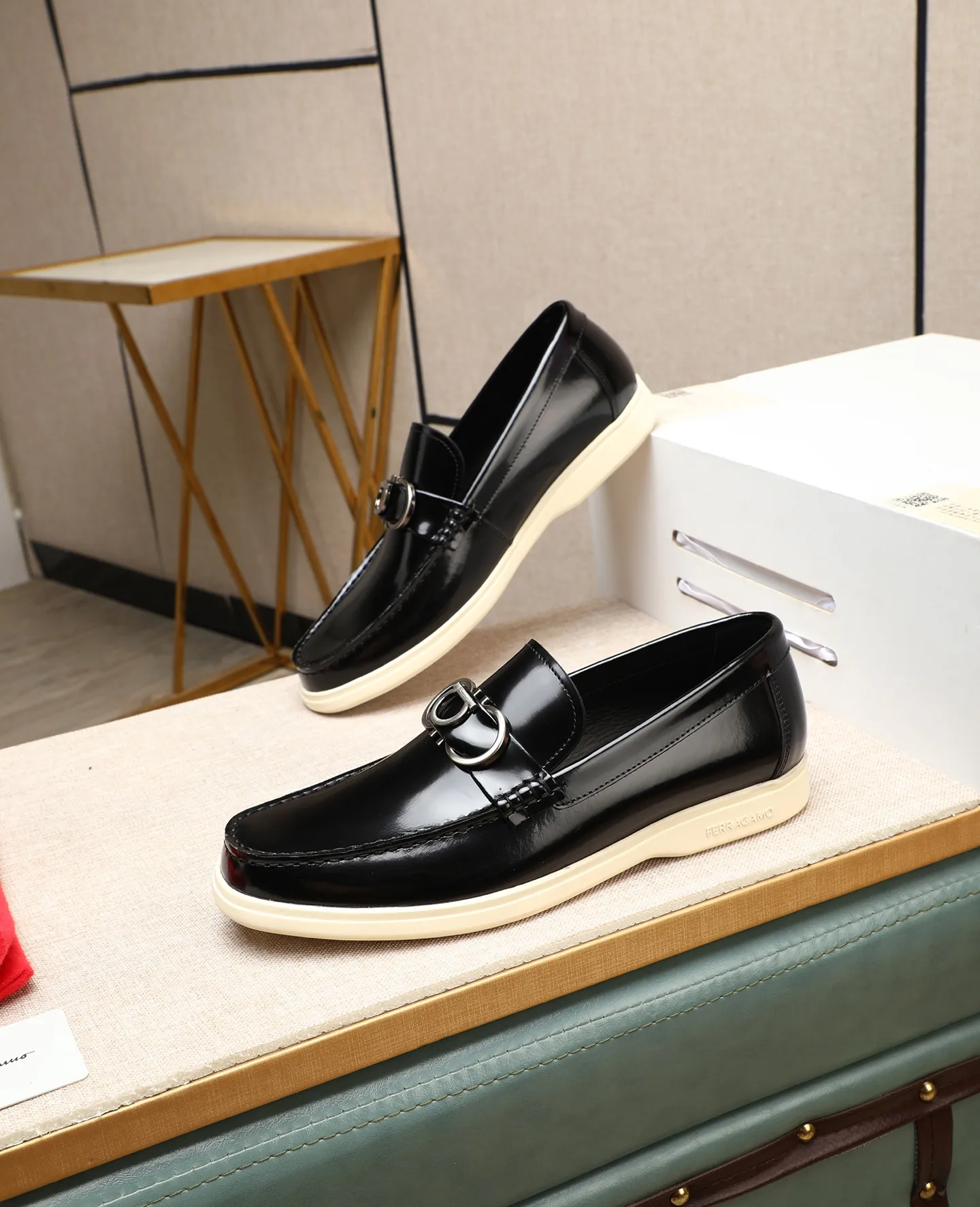 Men's shoes 💰580 📛📛(water-dyed cow lining) Salvatore Ferragamo high-end (Salvatore Ferragamo) is the top international luxury footwear brand. It comes from the fashion kingdom of Italy. It is famous all over the world for its traditional handmade design and novel styles... 🚶🏻🚶🏻New suit shoes are available simultaneously at the counter. This style is purely handmade. The fabric is imported Italian calfskin➕Soft water-dyed cowhide lining. Original authentic outsole🌀🌀Size: 38➖44 (45 46 customized)